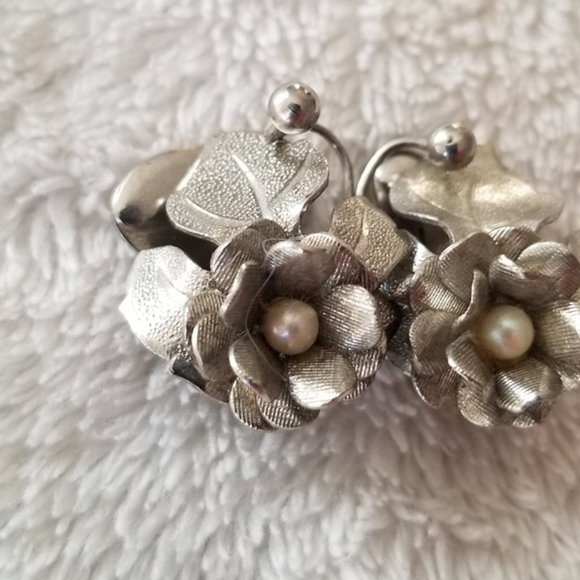 Vintage Karu Arke Inc Flower Clip on Earrings - Picture 4 of 7